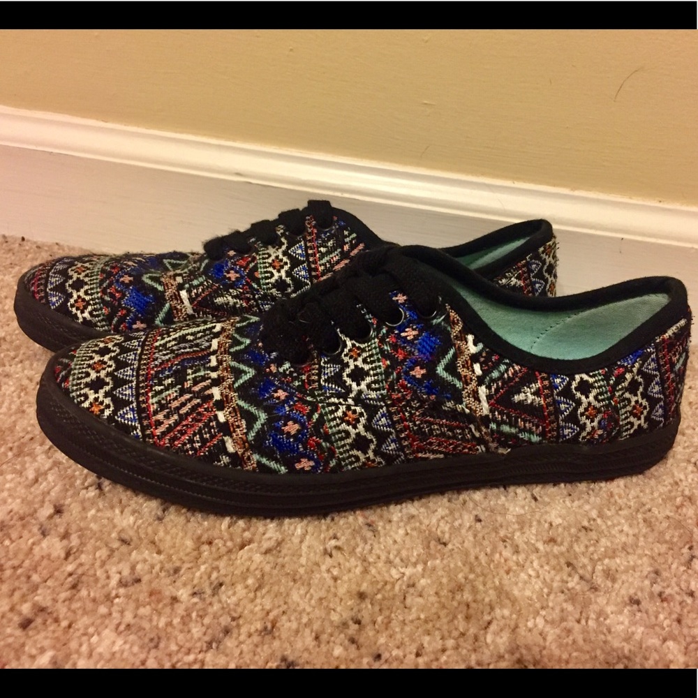 Black sneaker with woven Aztec design